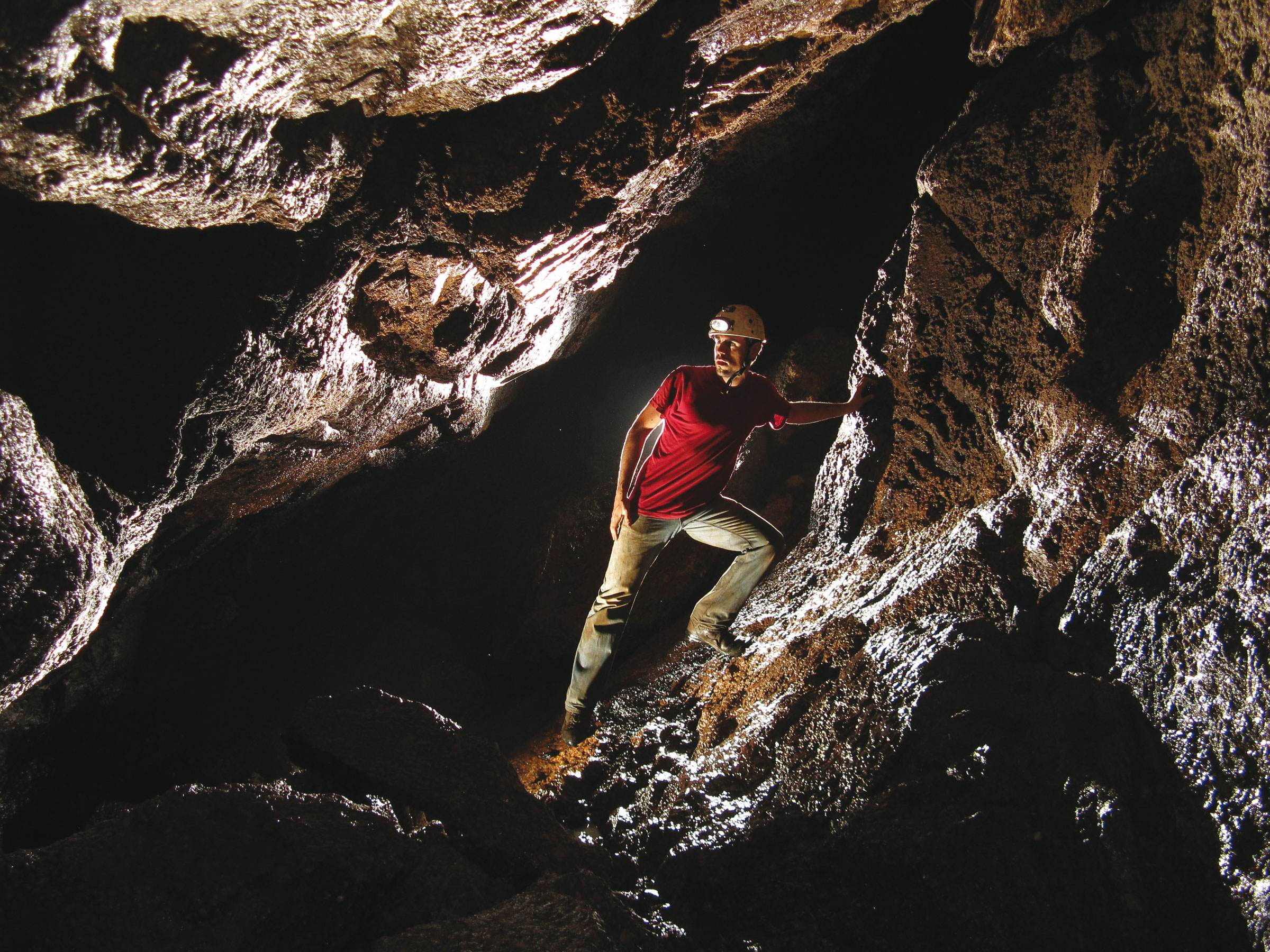Olivier Testa dans la grotte de Kaa