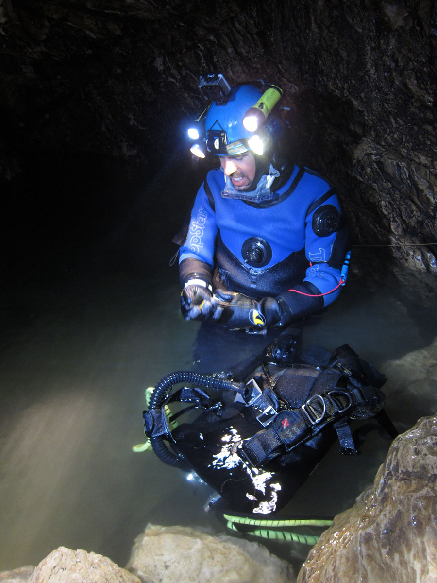 Olivier Testa après une plongée souterraine dans la grotte du Guiers Vif